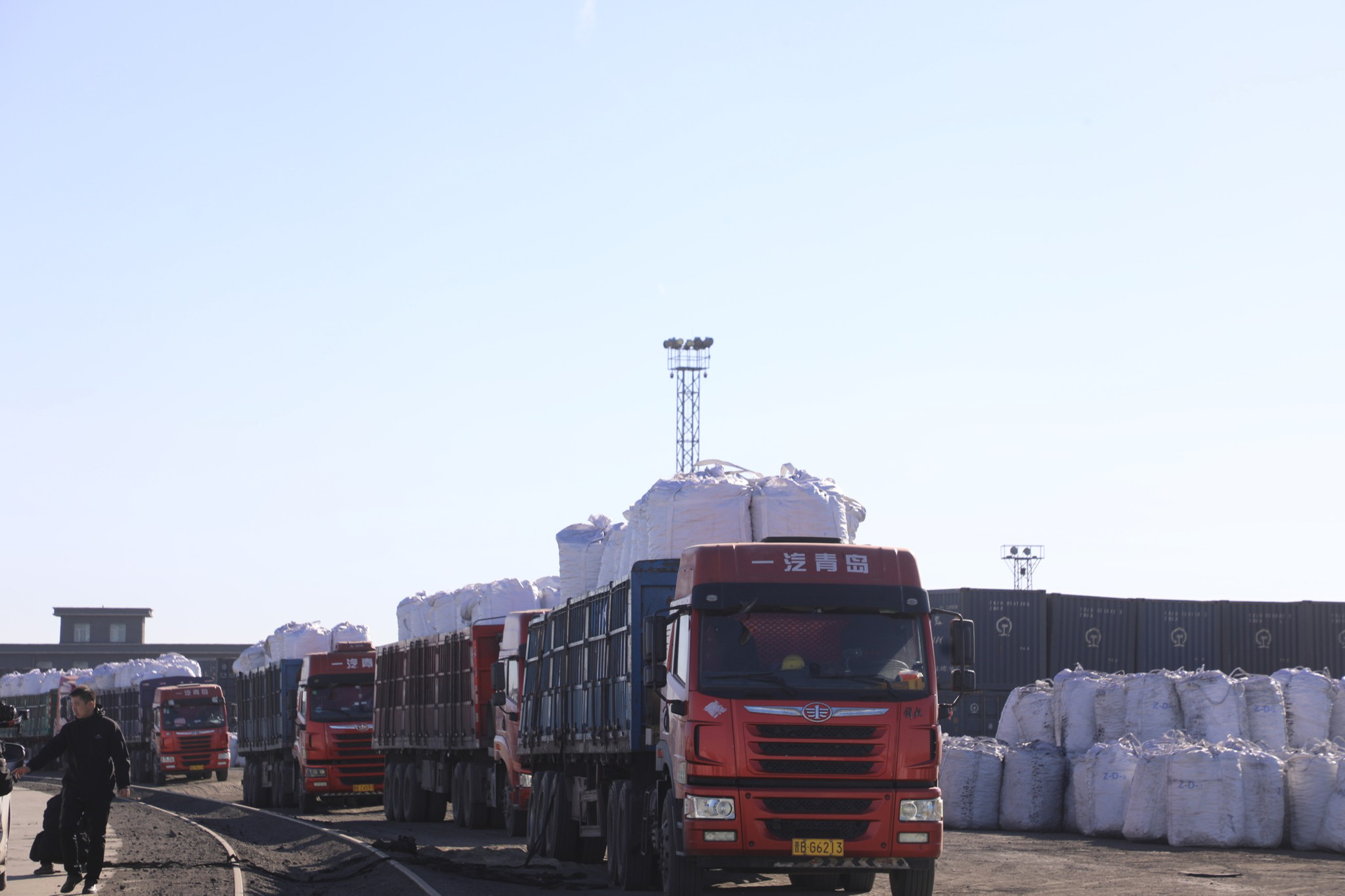 ЭРЭЭН ХОТЫН ГААЛИЙН ТАЛБАЙД 8000 ТОНН ХАГАС КОКСОН ТҮЛШНИЙ НӨӨЦ БҮРДЖЭЭ